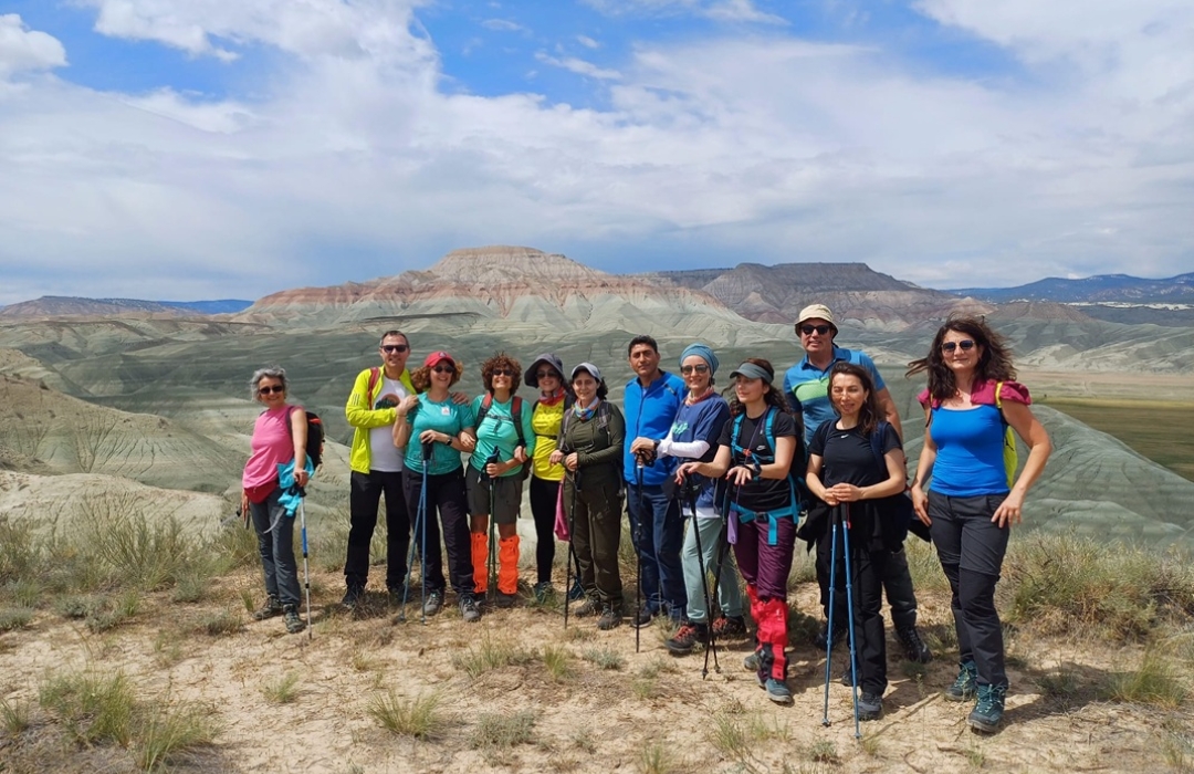 DOĞANIN RENKLERİNE YOLCULUK: NALLIHAN GÖKKUŞAĞI TEPELERİ, KUŞ CENNETİ, ÇAYIRHAN GÖLÜ, BEYPAZARI DOĞA YÜRÜYÜŞÜ VE KAMP
