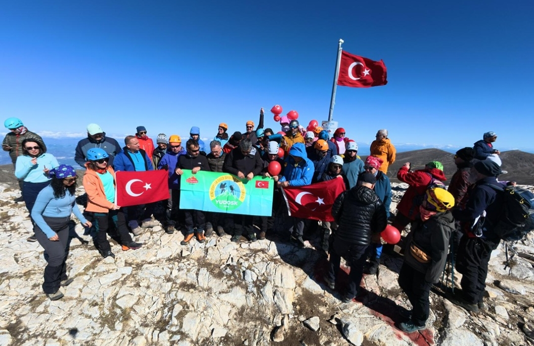 23 NİSAN ULUSAL EGEMENLİK BAYRAMI ULUDAĞ (2543 mt) ZİRVE FAALİYETİ 